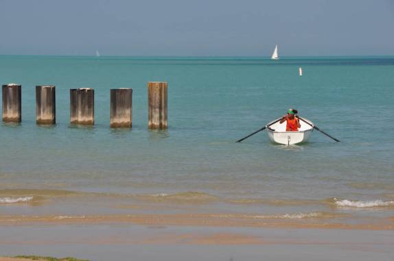 Lago Michigan e salvavida em praia de Chicago, estado de Illinois, nos Estados Unidos